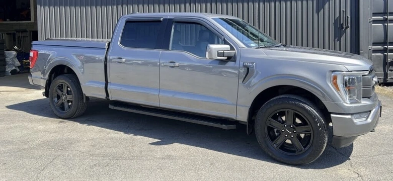 Ford F-150 LARIAT V8